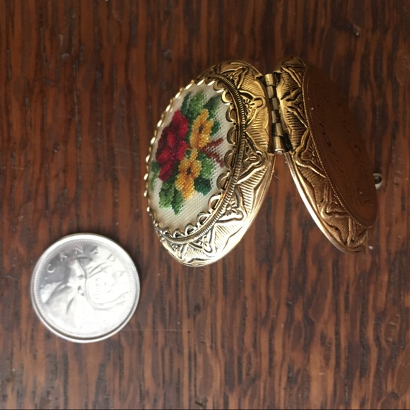 Vintage gold-tone petit point locket - Picture 4 of 5